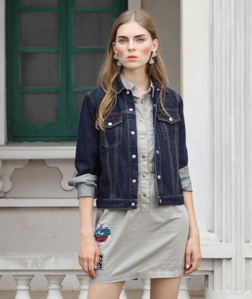 衬衫裙搭配水洗纯棉休闲牛仔外套：低调奢华有内涵