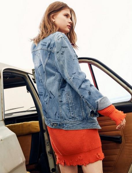 圆领蝙蝠袖条纹拼接T恤搭配九分裤:凸显青春活泼 圆领蝙蝠袖条纹拼接T恤搭配九分裤:凸显青春活泼