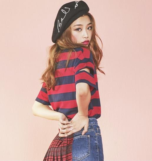 圆领蝙蝠袖条纹拼接T恤搭配九分裤：凸显青春活泼