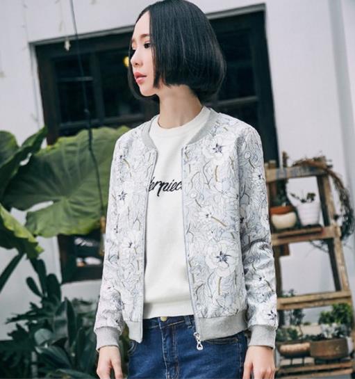 紧身裤搭配印花宽松棒球服：5款短款外套打造大长腿