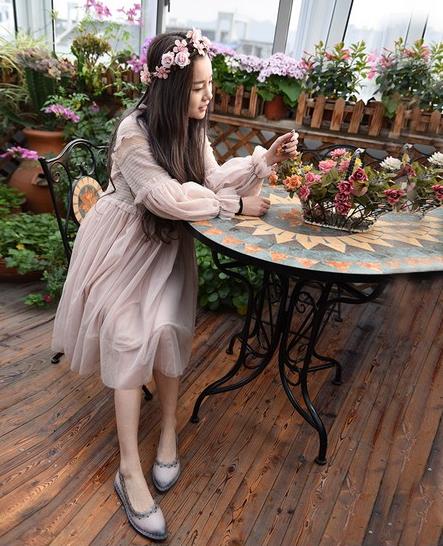 镂空平底尖头单鞋搭配：5款单鞋彰显复古英伦风（图）