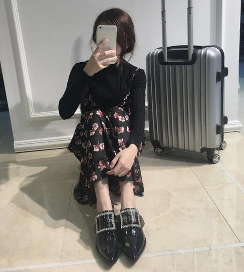 镂空平底尖头单鞋搭配：5款单鞋彰显复古英伦风（图）