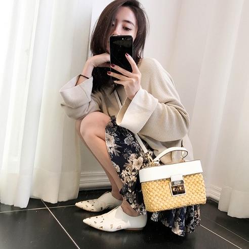 镂空平底尖头单鞋搭配：5款单鞋彰显复古英伦风（图）