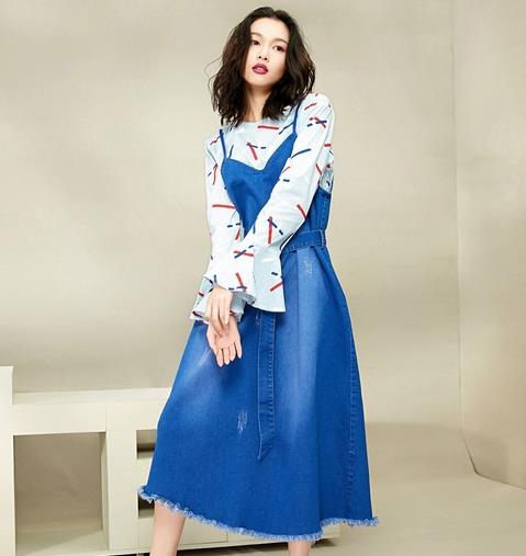 5款青春减龄牛仔背带连衣裙怎么搭配鞋子好看（图）