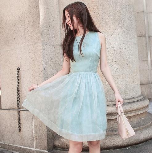 5款青春减龄牛仔背带连衣裙怎么搭配鞋子好看（图）