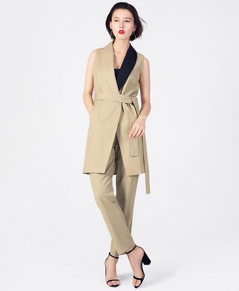 背带拼接西装马甲的多种搭配:打造经典复古风(图) 背带拼接西装马甲的多种搭配:打造经典复古风(图)