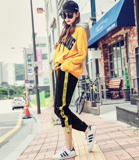 高腰牛仔小脚裤怎么搭配上衣：5款彰显大长腿（图）