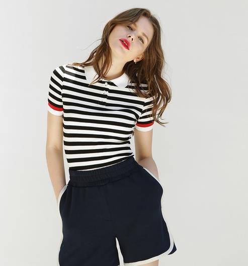 高腰格子群搭配弹性短袖T恤：打造复古学院风（图）