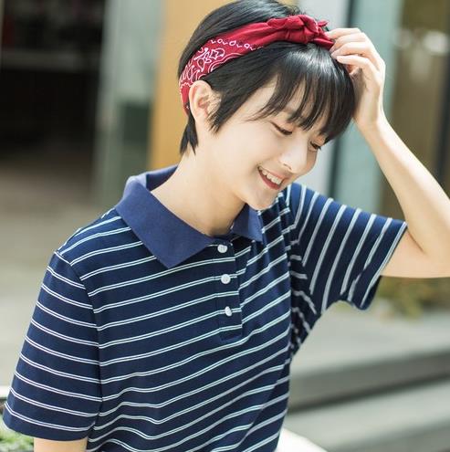 高腰格子群搭配弹性短袖T恤：打造复古学院风（图）