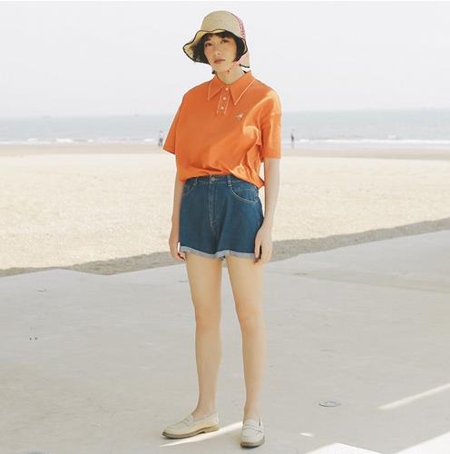 高腰格子群搭配弹性短袖T恤：打造复古学院风（图）