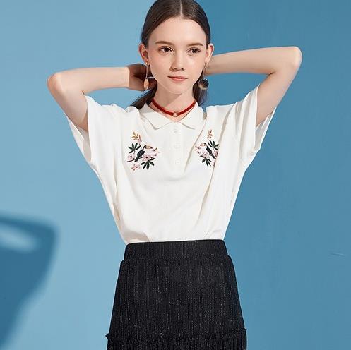 高腰格子群搭配弹性短袖T恤：打造复古学院风（图）