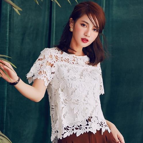 圆领真丝镂空上衣怎么搭配下装：演绎端庄优雅（图)