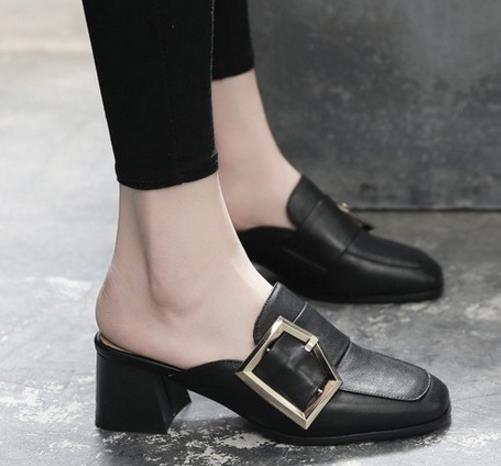 拖鞋的多种搭配：5款个性水钻低跟拖鞋推荐（图）