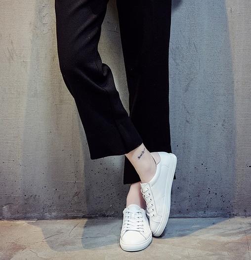 永不过时的真皮系带平底小白鞋：经典终究无法替代