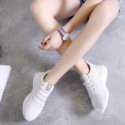 永不过时的真皮系带平底小白鞋：经典终究无法替代