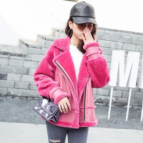 秋季流行这样穿搭：短外套+背心裙演绎优雅刚刚好