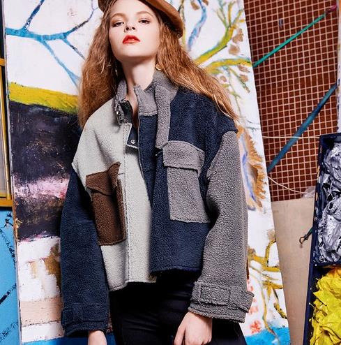 秋季流行这样穿搭：短外套+背心裙演绎优雅刚刚好