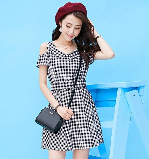 露肩高腰格子连衣裙的多种搭配：青春减龄学院风