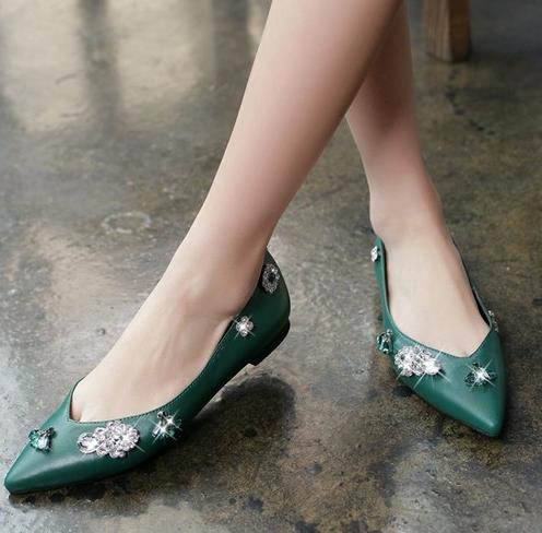 真皮浅口钉珠单鞋怎么搭配：5款搭出淑女名媛范（图）