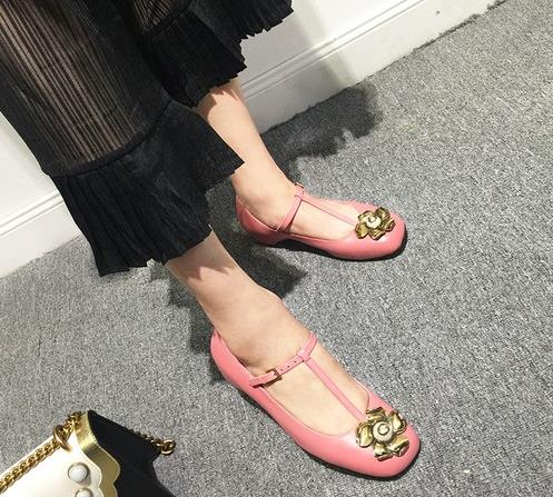 真皮浅口钉珠单鞋怎么搭配：5款搭出淑女名媛范（图）