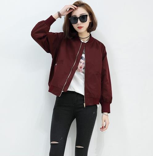 什么裤子搭配百搭短款夹克棒球服才好看：休闲风十足