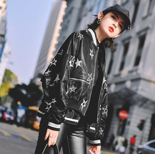 什么裤子搭配百搭短款夹克棒球服才好看：休闲风十足