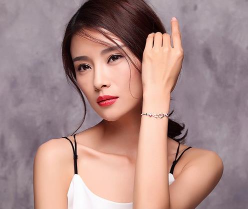 夏季锁骨链必不可少:5款时尚百搭锁骨链分享(图) 夏季锁骨链必不可少:5款时尚百搭锁骨链分享(图)