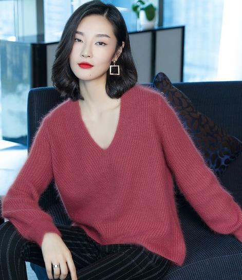 不挑人的显瘦又气质V领直筒针织衫怎么搭配裤子（图）