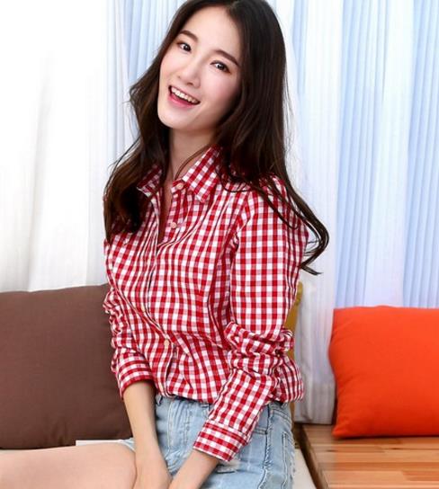 牛仔裤搭配假两件宽松露肩衬衫:时尚性感女人味 牛仔裤搭配假两件宽松露肩衬衫:时尚性感女人味