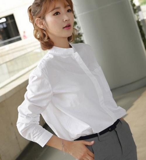 牛仔裤搭配假两件宽松露肩衬衫:时尚性感女人味 牛仔裤搭配假两件宽松露肩衬衫:时尚性感女人味