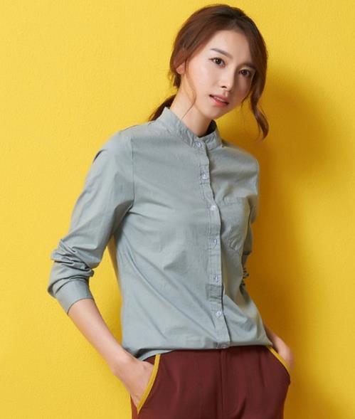 牛仔裤搭配假两件宽松露肩衬衫:时尚性感女人味 牛仔裤搭配假两件宽松露肩衬衫:时尚性感女人味