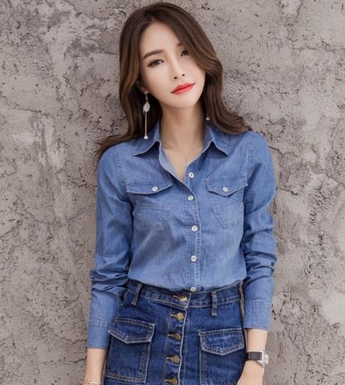 牛仔裤搭配假两件宽松露肩衬衫:时尚性感女人味 牛仔裤搭配假两件宽松露肩衬衫:时尚性感女人味