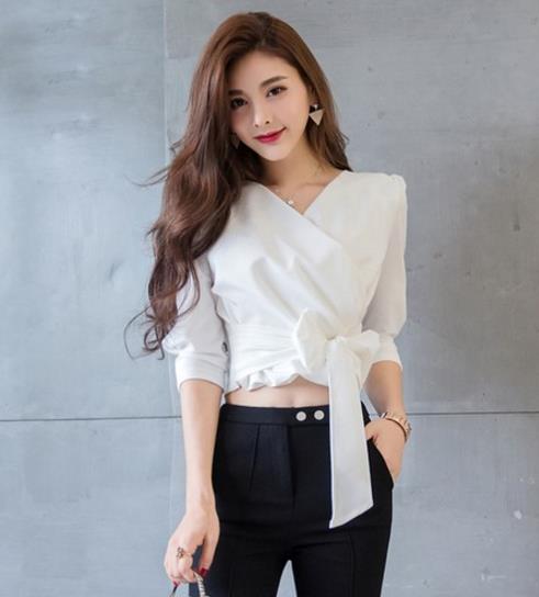 小脚裤搭配镂空V领OL衬衫：增添铿锵利落大气（图）