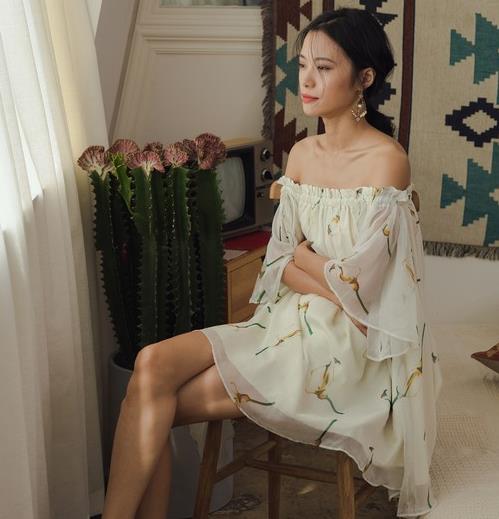 高跟凉鞋搭配开叉一字肩连衣裙：性感时髦女神范（图）