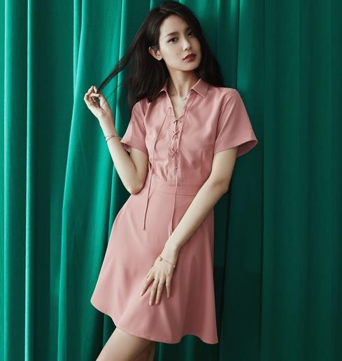 百褶雪纺无袖长裙怎么搭配：凸显清新甜美范（图）