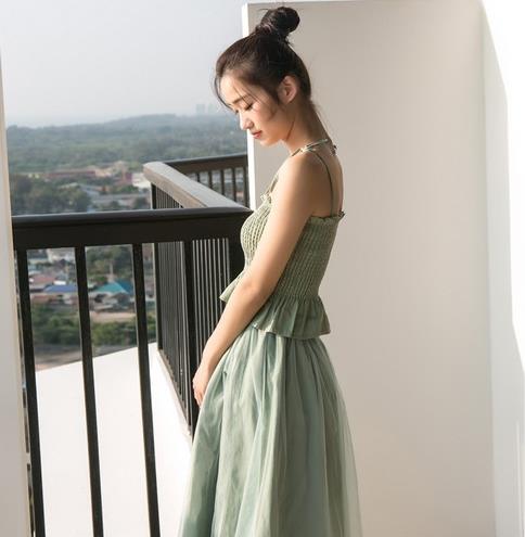 什么鞋子搭配网纱丝绒连衣裙才时髦：简约时尚（图）