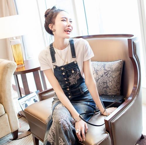 什么鞋子搭配网纱丝绒连衣裙才时髦：简约时尚（图）