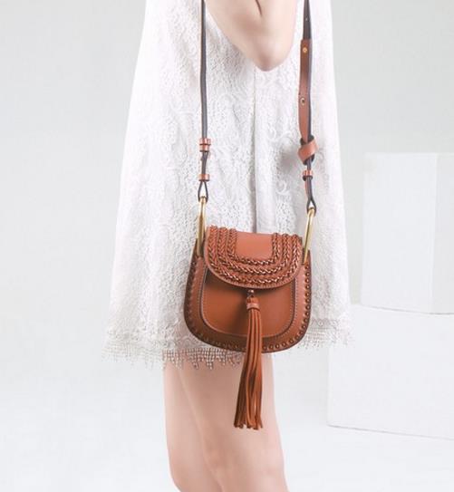 今夏最流行小巧又玲珑流苏铆钉小包搭配推荐（图）