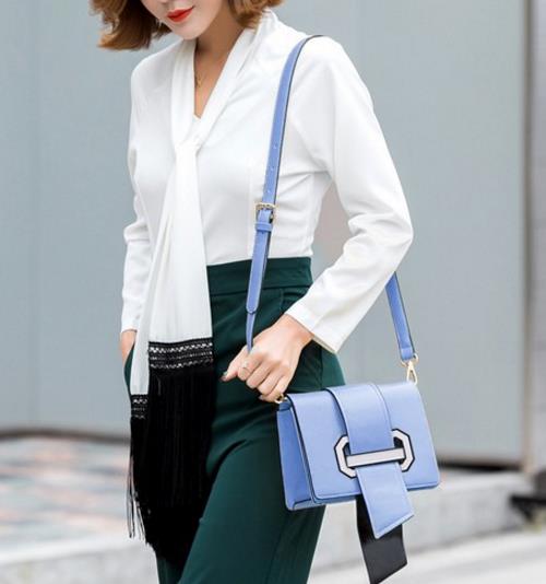 今夏最流行小巧又玲珑流苏铆钉小包搭配推荐（图）