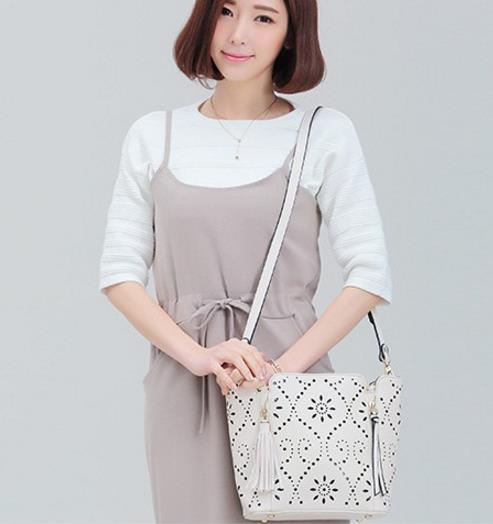 今夏最流行小巧又玲珑流苏铆钉小包搭配推荐（图）