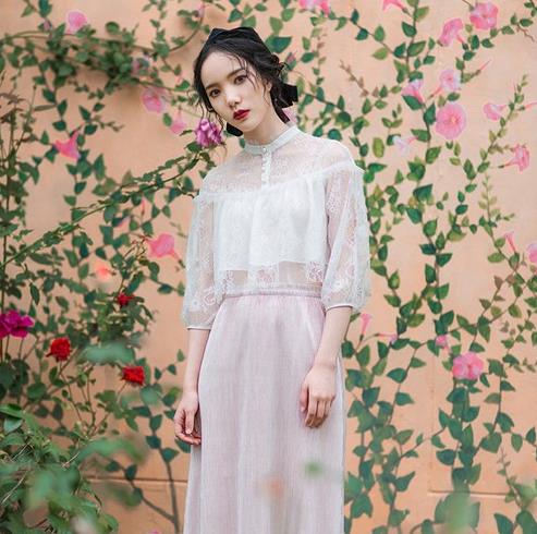 灯笼袖蕾丝衫怎么搭配下装：时尚百搭蕾丝衫分享（图）