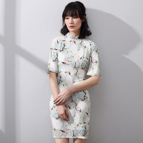 娃娃领连衣裙搭配：连衣裙优雅时尚尽收眼底