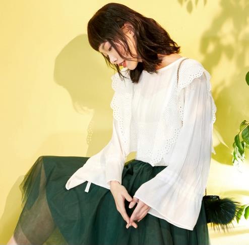 雪纺裤搭配V领灯笼袖衬衫: OL气质十足衬衫分享 雪纺裤搭配V领灯笼袖衬衫: OL气质十足衬衫分享