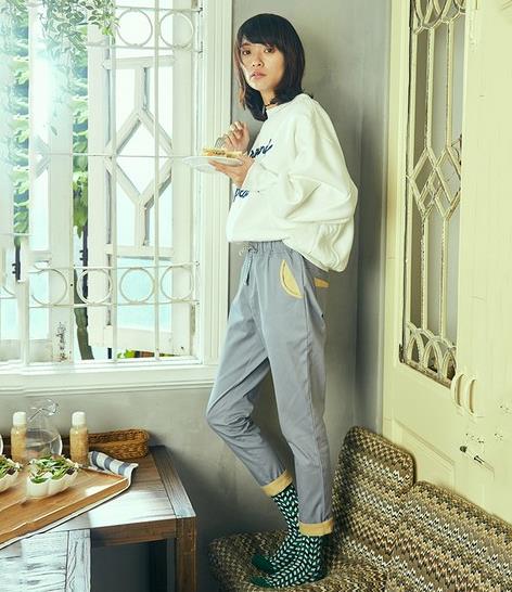 什么上衣搭配PU高腰小脚裤才能彰显大长腿（图）