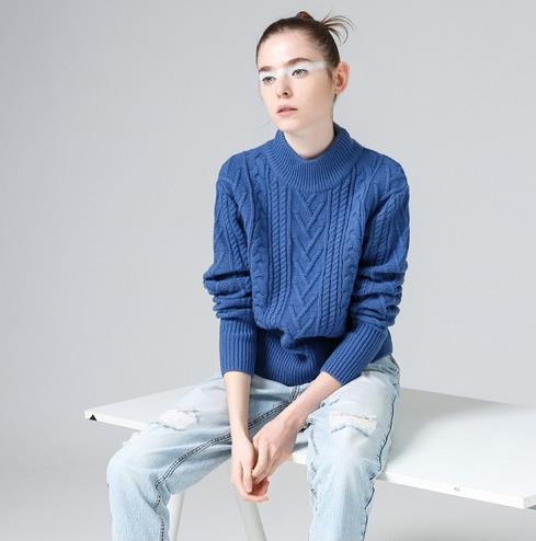 高领粗线针织衫怎么搭配鞋子：减龄针织衫分享（图）