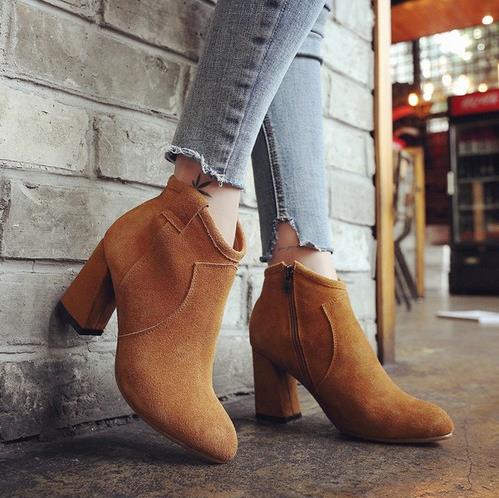 秋款尖头粗跟裸靴的多种搭配:演绎时尚经典英伦风 秋款尖头粗跟裸靴的多种搭配:演绎时尚经典英伦风