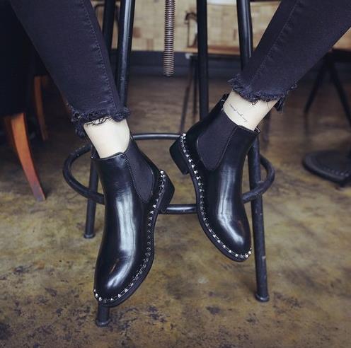 秋款尖头粗跟裸靴的多种搭配:演绎时尚经典英伦风 秋款尖头粗跟裸靴的多种搭配:演绎时尚经典英伦风