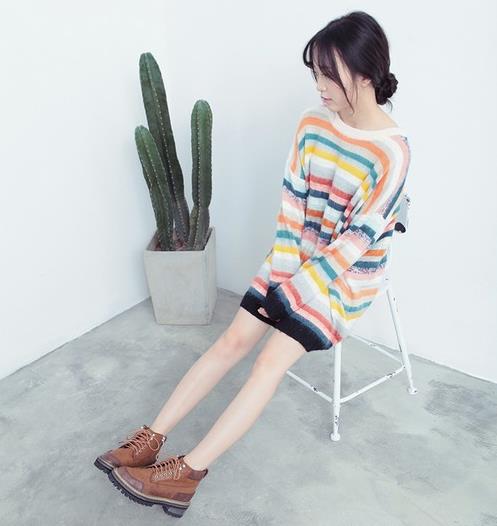 秋款尖头粗跟裸靴的多种搭配：演绎时尚经典英伦风