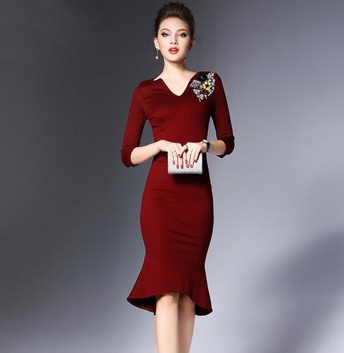 丝绒堆领百褶连衣裙搭配：5款打造知性轻熟女人味（图）