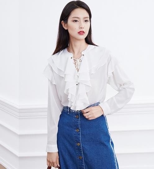 阔腿裤搭配一字领荷叶边衬衫：优雅衬衫推荐（图）